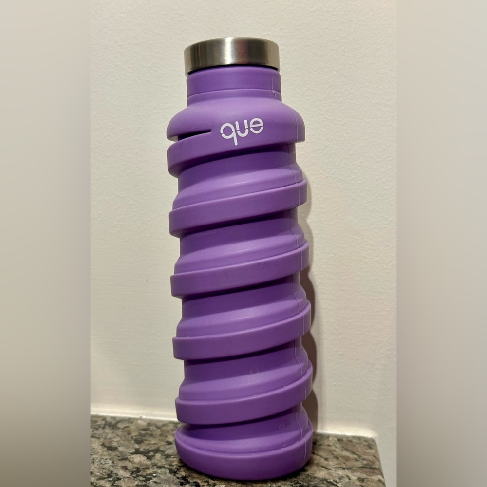 Que Purple Silicone Collapsible Water Travel Reusable Container Bottle 20 Oz.